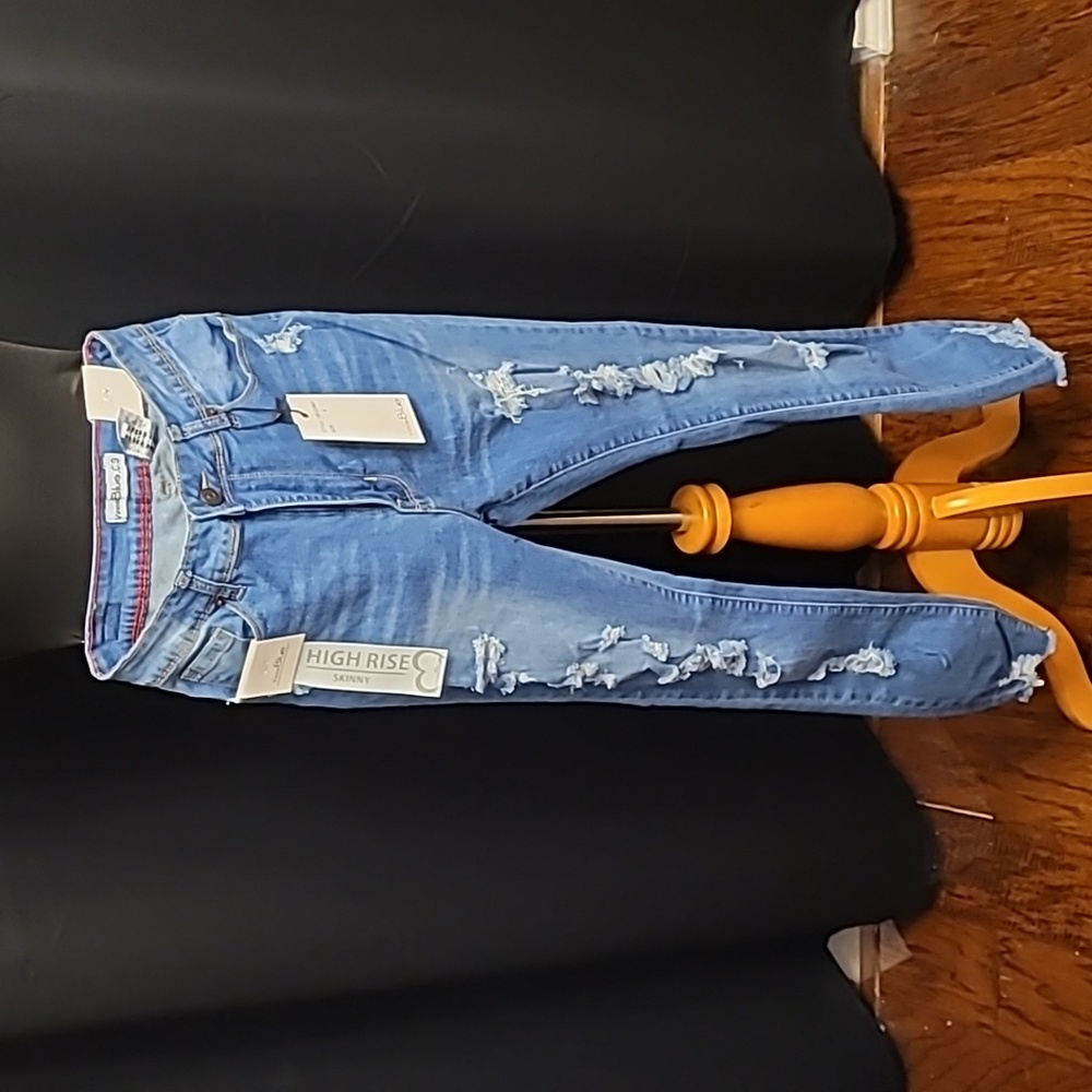 NWT Juniors High-Rise Distressed Skinny Jeans